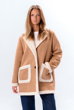 Cargar imagen en el visor de la galería, Shearling Coat - Beige
