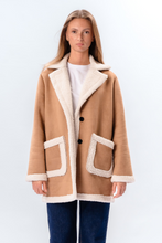 Cargar imagen en el visor de la galería, Shearling Coat - Beige
