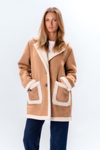 Cargar imagen en el visor de la galería, Shearling Coat - Beige
