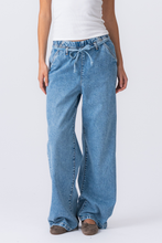 Load image into Gallery viewer, Nicole Baggy Jeans - Medium Blue

