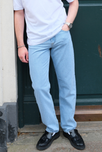 Carica l'immagine nel visualizzatore di Gallery, Relaxed Fit Jeans - Light Blue Denim
