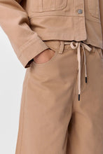 Load image into Gallery viewer, Avery Bermuda Jeans - Sandshell
