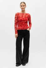 Charger l'image dans la galerie, Elodie Top - Cranberry Poinsette Roses
