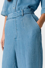 Cargar imagen en el visor de la galería, Frame Lisa Wide Pants - Light Blue Denim
