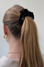 Charger l'image dans la galerie, Satin Scrunchie - Black

