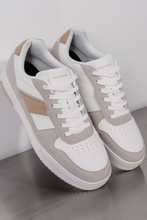 Carregar imagem no visualizador da galeria, Classic Sneaker - White/Beige
