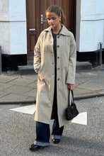 Afbeelding in Gallery-weergave laden, Harper Trench Coat - Sand
