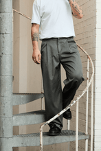 Cargar imagen en el visor de la galería, Pleated Wide Pants - Light Grey
