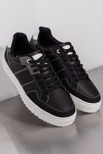 Load image into Gallery viewer, Classic Sneaker - Black
