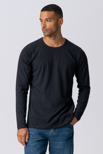 Load image into Gallery viewer, Basic Long-sleeved T-shirt - Black
