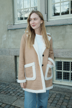 Cargar imagen en el visor de la galería, Shearling Coat - Beige
