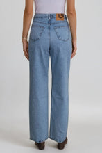 Carica l'immagine nel visualizzatore di Gallery, Nora Regular Jeans - Light Blue Denim
