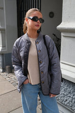 Cargar imagen en el visor de la galería, Quilted Block Jacket - Black
