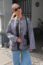 Cargar imagen en el visor de la galería, Quilted Block Jacket - Black

