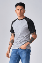 Charger l&#39;image dans la galerie, T-shirt Raglan de base - Gris de la lumière noire

