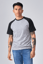 Charger l&#39;image dans la galerie, T-shirt Raglan de base - Gris de la lumière noire
