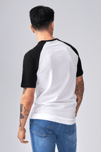 Charger l&#39;image dans la galerie, T-shirt Raglan de base - noir et blanc
