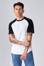 Carregar imagem no visualizador da galeria, T-shirt raglan básica - Preto e branco
