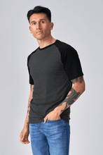Charger l&#39;image dans la galerie, T-shirt Raglan de base - Gris noir de Dark

