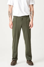 Carica l'immagine nel visualizzatore di Gallery, Performance Pants Loose Fit - Dark Olive
