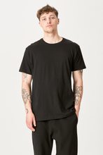 Afbeelding in Gallery-weergave laden, Basic Joy T-shirt - Black
