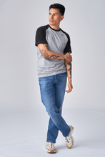 Charger l&#39;image dans la galerie, T-shirt Raglan de base - Gris de la lumière noire

