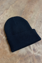 Load image into Gallery viewer, Knitted beanie - Black
