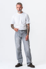 Carica l'immagine nel visualizzatore di Gallery, Noah Loose Fit Jeans - Grey Denim
