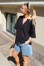 Cargar imagen en el visor de la galería, Linn Frill Top - Black
