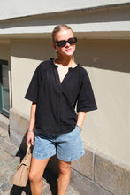 Cargar imagen en el visor de la galería, Linn Frill Top - Black
