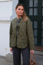 Carica l'immagine nel visualizzatore di Gallery, Sabine LS Quilted Jacket - Rifle Green
