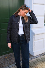 Cargar imagen en el visor de la galería, Ella Quiltet Jacket - Black
