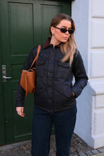 Cargar imagen en el visor de la galería, Ella Quiltet Jacket - Black
