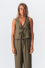 Carica l'immagine nel visualizzatore di Gallery, Linen Vest - Green
