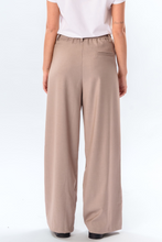 Carica l'immagine nel visualizzatore di Gallery, Nadia Pants - Beige
