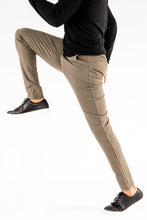 Cargar imagen en el visor de la galería, Performance Pantalones de trote - Oliva

