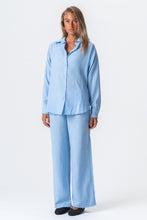 Cargar imagen en el visor de la galería, Lilly Shirt - Light Blue
