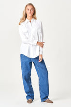 Afbeelding in Gallery-weergave laden, Clara Oversized Shirt - White

