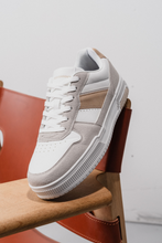 Carregar imagem no visualizador da galeria, Classic Sneaker - White/Beige

