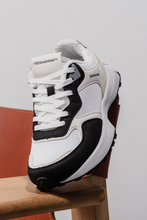 Load image into Gallery viewer, Classic Runner - White/Black
