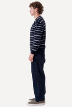 Carregar imagem no visualizador da galeria, Crewneck Sweater - Black
