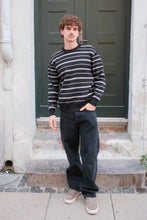 Carregar imagem no visualizador da galeria, Crewneck Sweater - Black
