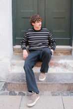 Carregar imagem no visualizador da galeria, Crewneck Sweater - Black
