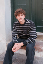 Carregar imagem no visualizador da galeria, Crewneck Sweater - Black
