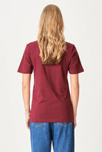 Carica l&#39;immagine nel visualizzatore di Gallery, Fidanzato tee - rosso bordeaux
