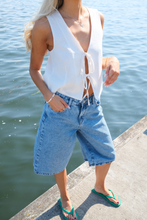 Carica l'immagine nel visualizzatore di Gallery, Sky Denim Jorts - Medium Blue Denim
