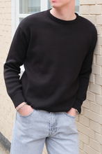 Carica l'immagine nel visualizzatore di Gallery, Crewneck Knit Sweater - Black
