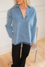 Carica l'immagine nel visualizzatore di Gallery, Cassia Denim Shirt - Light Blue
