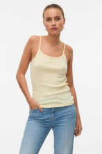 Carregar imagem no visualizador da galeria, Isa Singlet Top - Anise Flower
