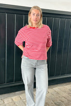 Carregar imagem no visualizador da galeria, Zoe T-shirt - Red/Light Pink
